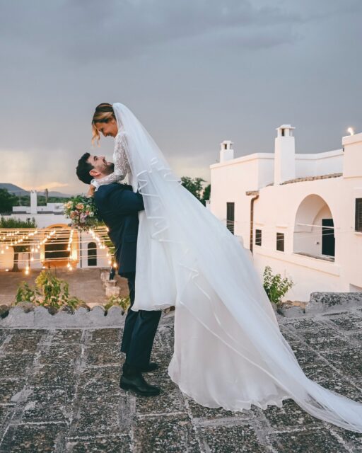 Ci sono fotografie che non si limitano a fermare un istante. Riescono a custodire un’emozione, così che possa essere rivissuta per tutta la vita. Mario e Laura, il vostro amore è fatto di quei sorrisi che non si possono mettere in posa, di quegli sguardi che nessun obiettivo può chiedere, ma solo avere la fortuna di incontrare. Grazie per avermi permesso di raccontare il primo capitolo del vostro per sempre. 🤍 @masseriamontalbano @marioconsales @lagabri