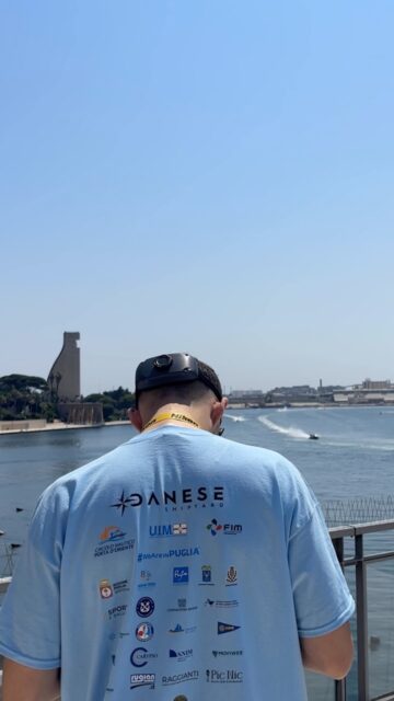 Ci sono eventi che meritano di essere vissuti. Altri meritano di essere raccontati.
È questo il motivo per cui amo il mio lavoro.
Un piccolo spoiler del video ufficiale dell’Adriatic Cup 2026. Presto potrete vedere il racconto completo. 🎥🏁🌊